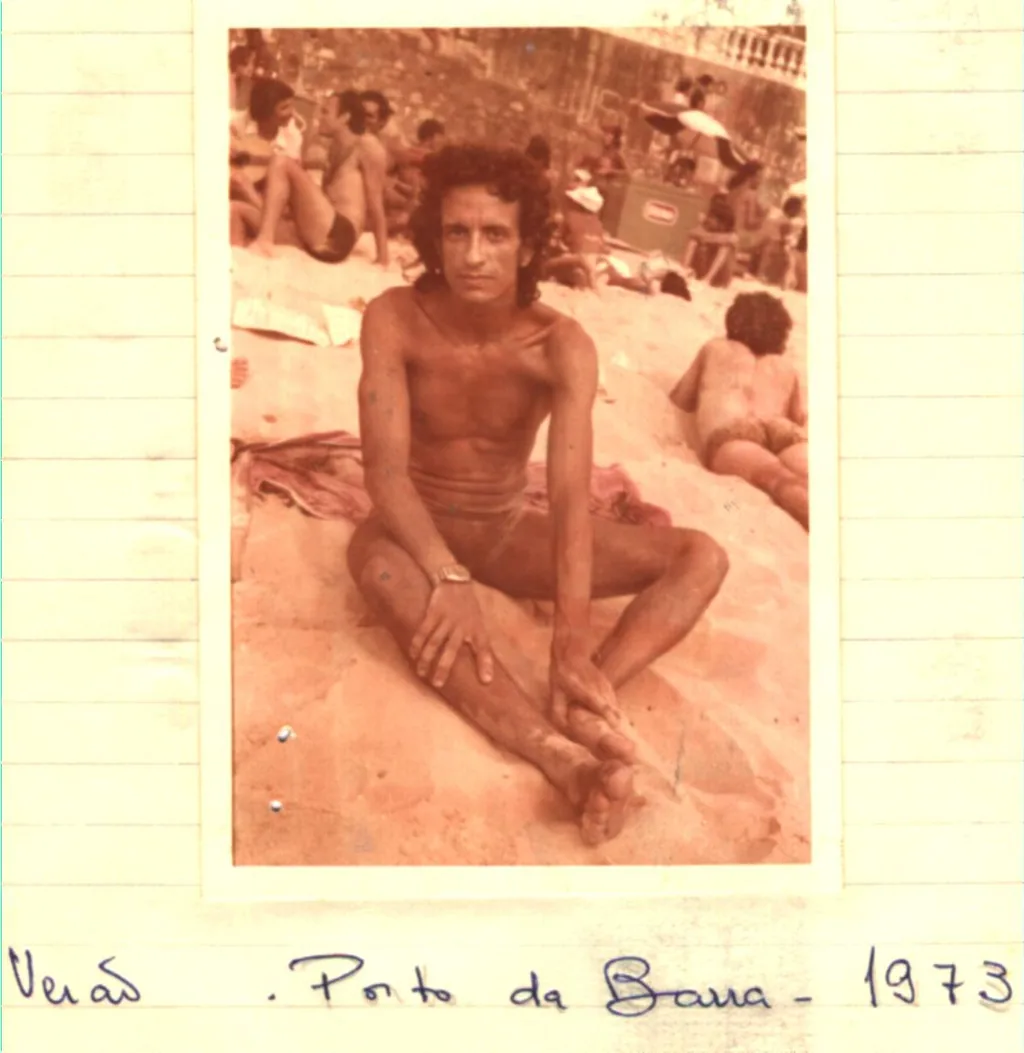 Bemvindo Sequeira sentado na areia da Praia do Porto da Barra, em Salvador, em 1973