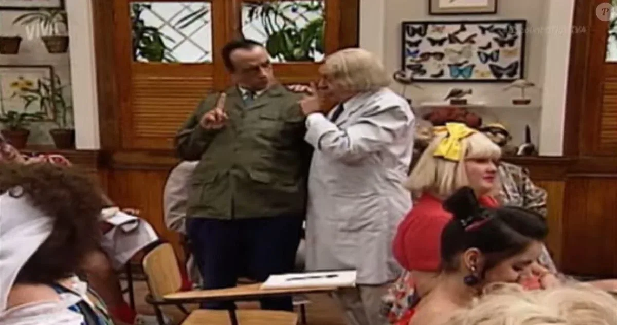 Bemvindo Sequeira como Brasilino Roxo, de terno verde, em cena na Escolinha do Professor Raimundo