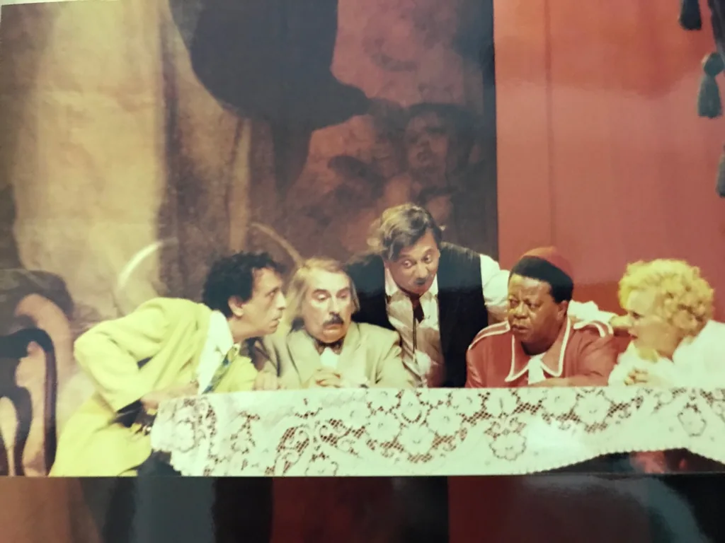 Bemvindo Sequeira com Luiz Magnelli, Agildo Ribeiro, Milton Gonçalves e Nicette Bruno em cena de Roque Santeiro
