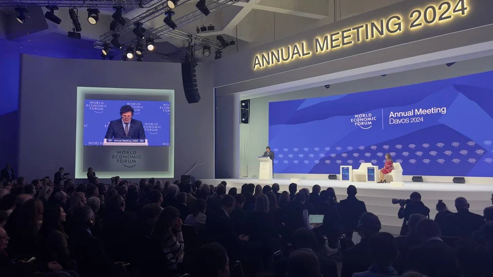 Vista do auditório do Fórum Econômico Mundial, com Milei no palco e sua imagem no telão, em Davos.