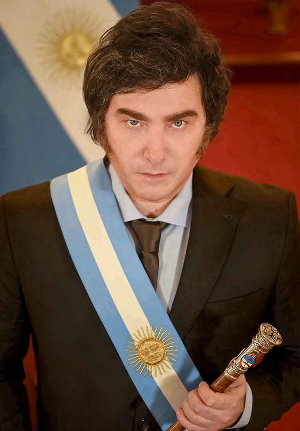 Retrato oficial de Javier Milei com a faixa presidencial argentina.