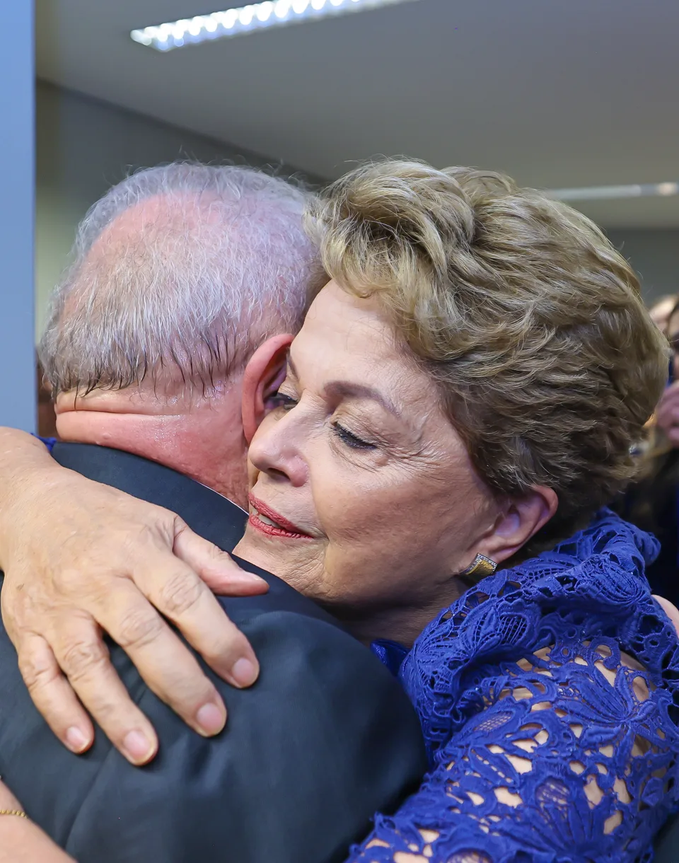 Duas pessoas se abraçam em registro da cerimônia de diplomação no TSE.