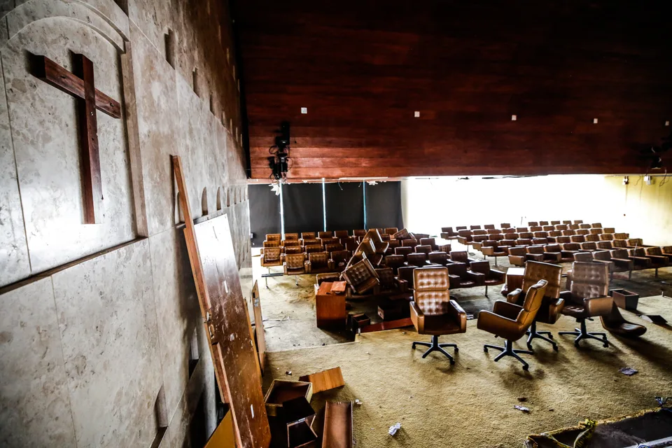 Plenário do STF com cadeiras deslocadas, móveis danificados e detritos após os ataques de 8 de janeiro.