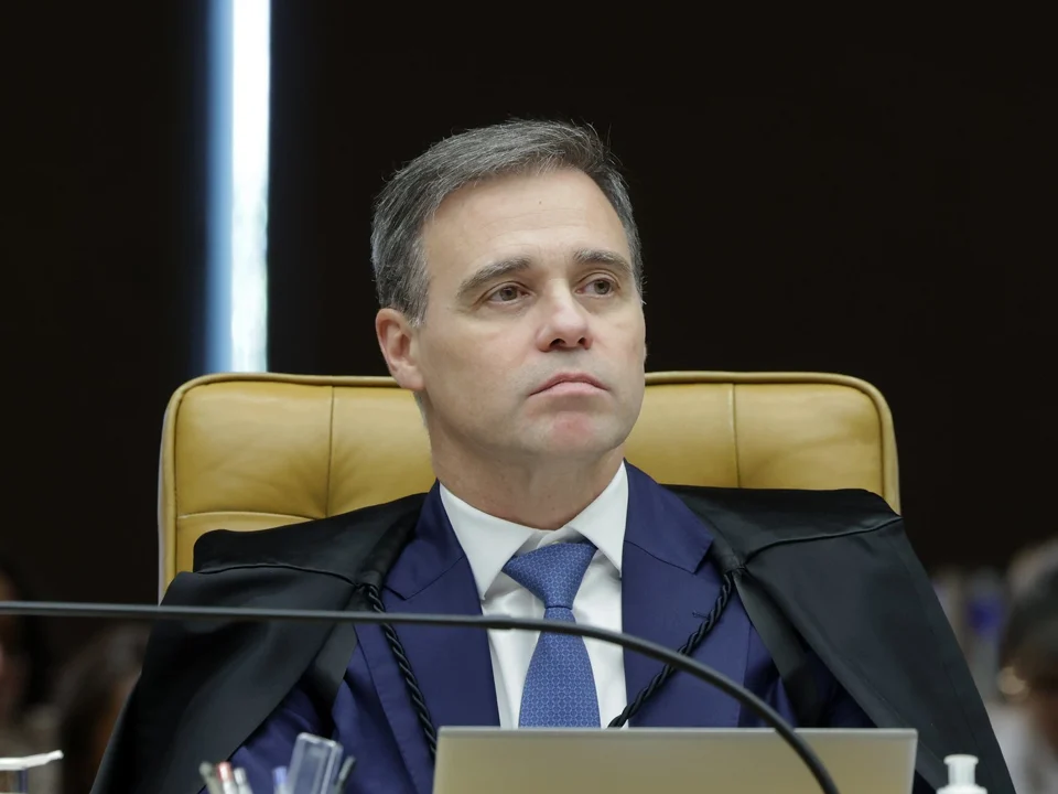 André Mendonça sentado durante sessão plenária do STF.
