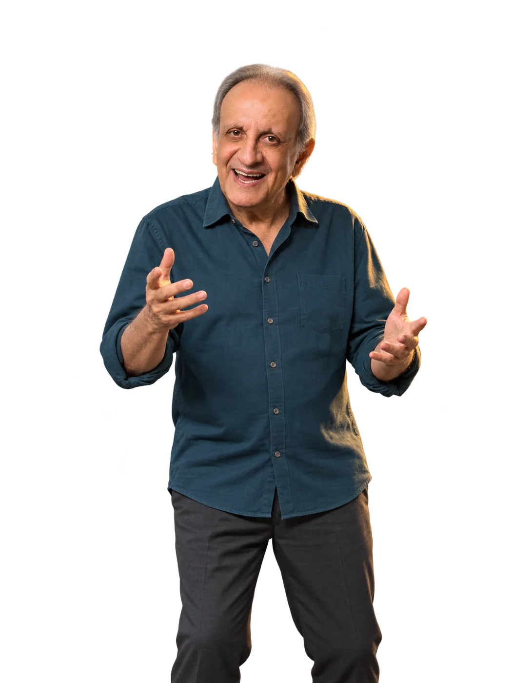 Bemvindo Sequeira de camisa azul escura, gesticulando enquanto conta uma história