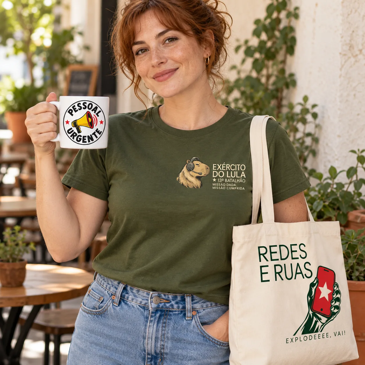Kit Exército do Lula Discreto na cor Verde Musgo: modelo com a camiseta, a ecobag e a caneca