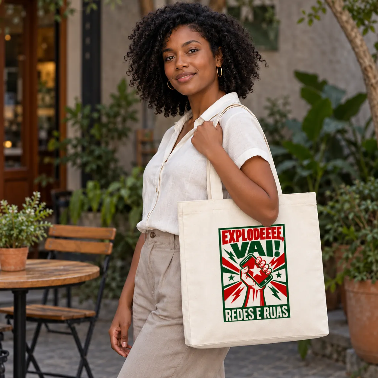 Kit Exército do Lula Raiz: modelo com a ecobag do kit no ombro